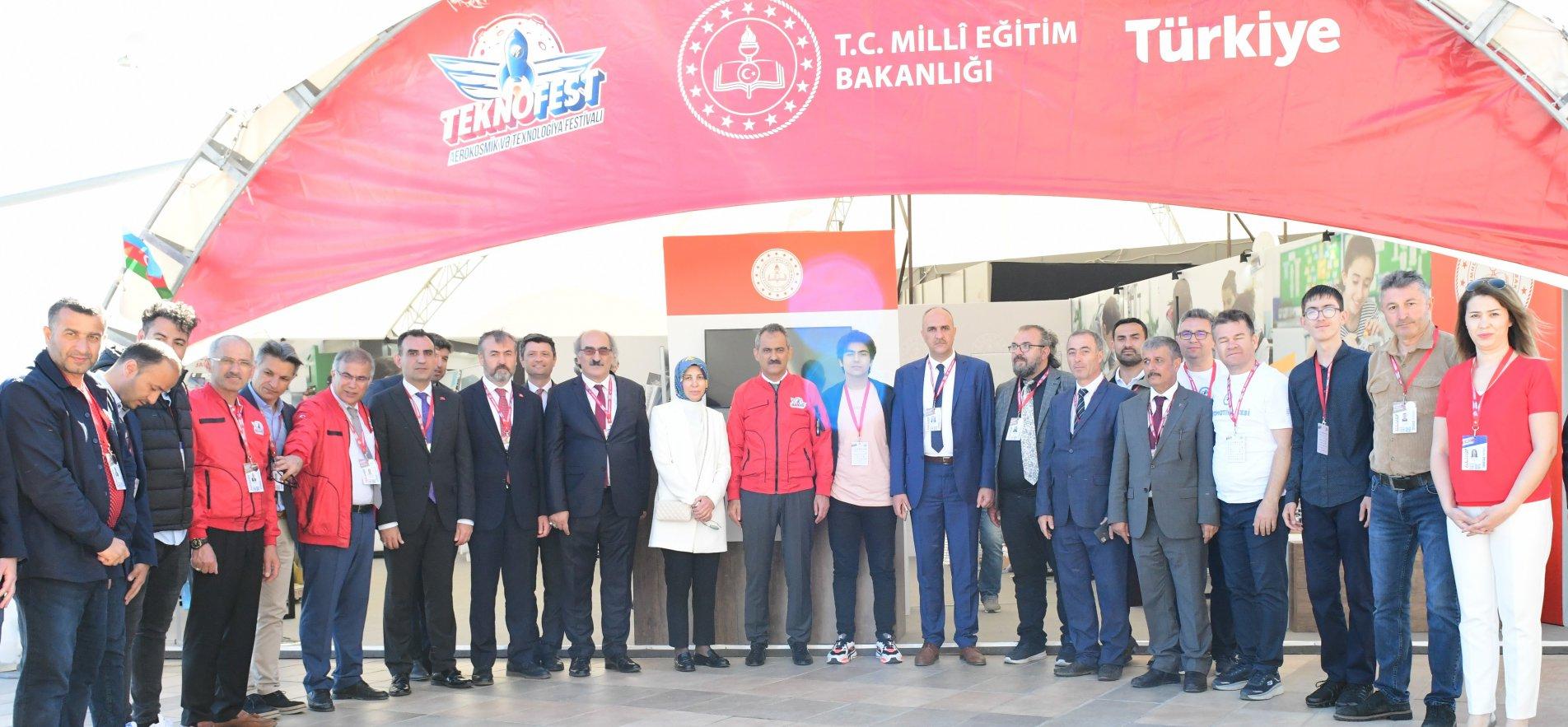 BAKAN ÖZER, TEKNOFEST AZERBAYCAN'DA MEB'İN STANDINI ZİYARET ETTİ