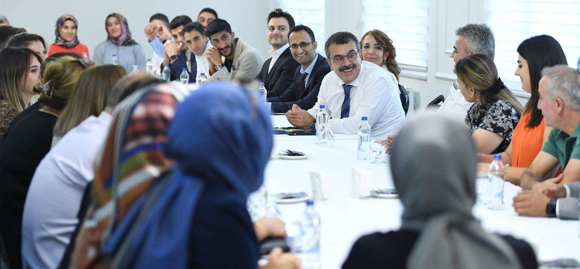 BAKAN TEKİN, VAN'DA ÖĞRETMENLERLE BİR ARAYA GELDİ